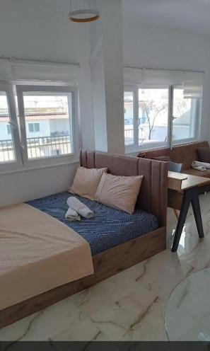 A modern room with a bed, a desk, and large windows. - Studio στο κέντρο της θεσσαλονικης (Thessaloniki)