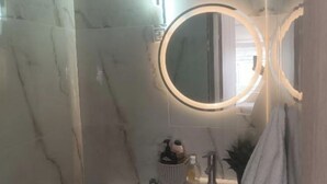 مجففات شعر، مناشف، صابون، ورق حمّام