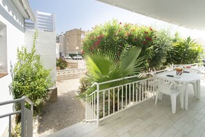 Outdoor dining - WELCS HOUSE 395 Special Program for Families (Rosas / Roses)