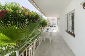 Outdoor dining - WELCS HOUSE 395 Special Program for Families (Rosas / Roses)