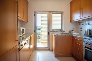 Private kitchen - 2-Bedroom Apartment in Downtown Albufeira with a Pool, Sauna, and Gym (Albufeira)