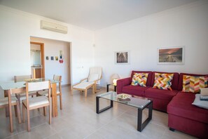 Living area - 2-Bedroom Apartment in Downtown Albufeira with a Pool, Sauna, and Gym (Albufeira)
