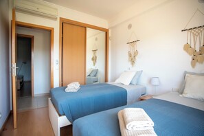 2 bedrooms, iron/ironing board, WiFi, bed sheets - 2-Bedroom Apartment in Downtown Albufeira with a Pool, Sauna, and Gym (Albufeira)