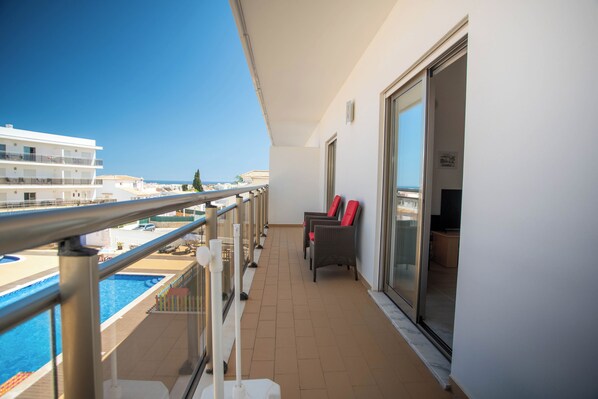 Terrace/patio - 2-Bedroom Apartment in Downtown Albufeira with a Pool, Sauna, and Gym (Albufeira)