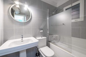 Dusche, Haartrockner, Handtücher, Shampoo