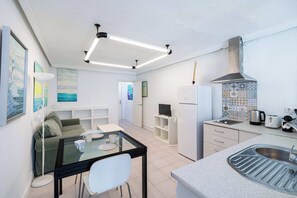 Kühlschrank, Mikrowelle, Herdplatte, Wasserkocher mit Kaffee-/Teezubehör