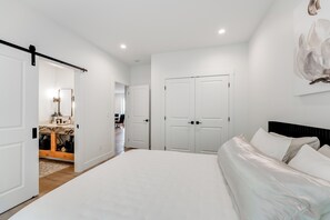 Room - Modern Retreat overlooking Flathead Lake (Rollins)