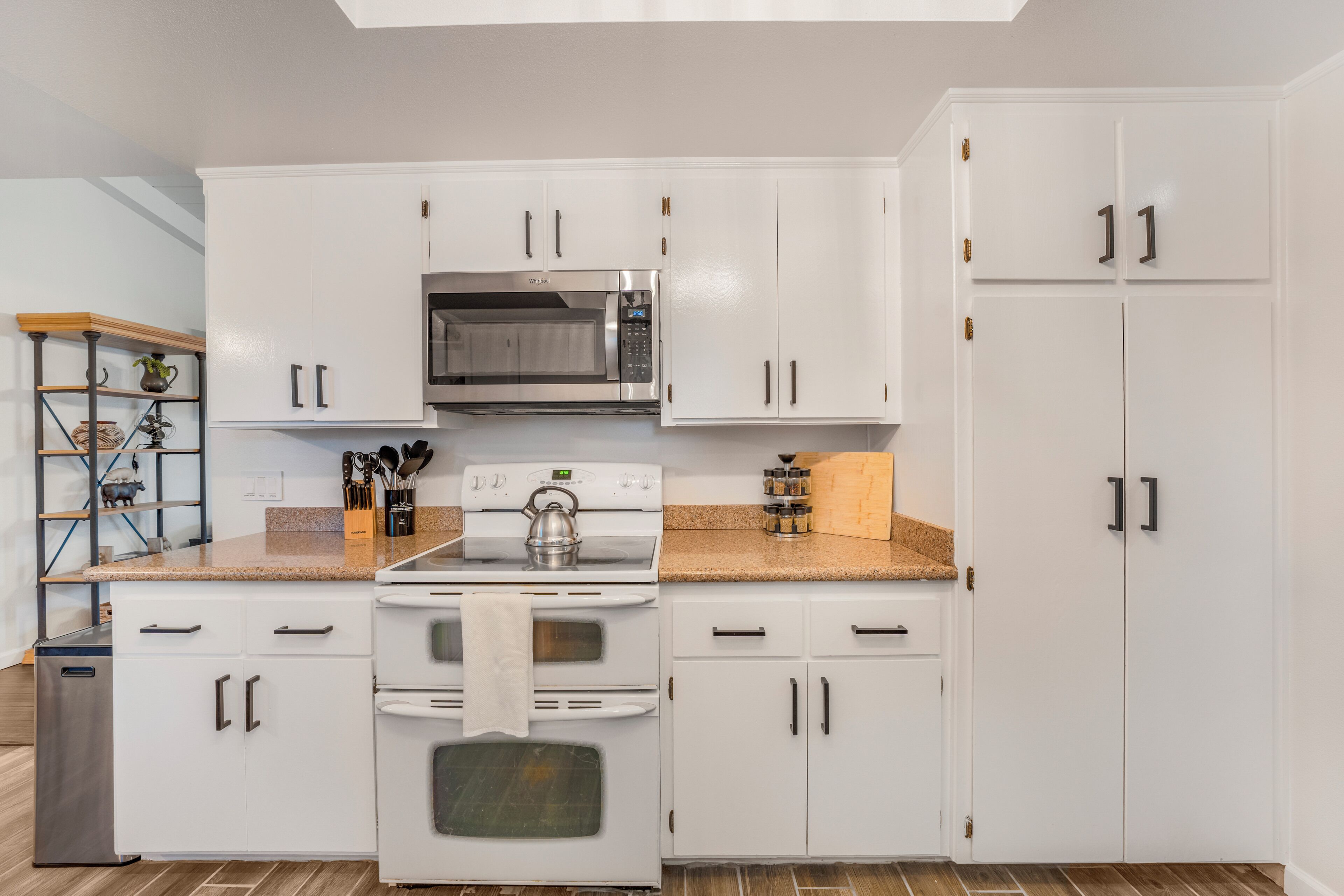 Coffee/tea maker, fridge, microwave, oven