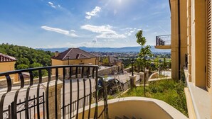 A residential area with a balcony, a clear sky, and distant mountains. - Villa Bora No 7 Belvedere Kor a (Qendër Bulgarec)