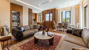 Un salon moderne avec un canapé, une table basse et un coin repas.