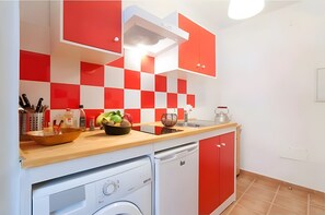 Kühlschrank, Mikrowelle, Herdplatte, Kochgeschirr/Geschirr/Besteck