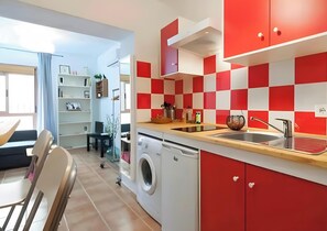 Kühlschrank, Mikrowelle, Herdplatte, Kochgeschirr/Geschirr/Besteck