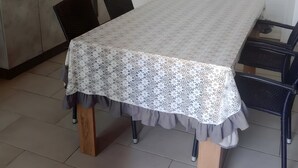 Eine Küche mit Schränken, einem Herd und einem Esstisch mit Stühlen.