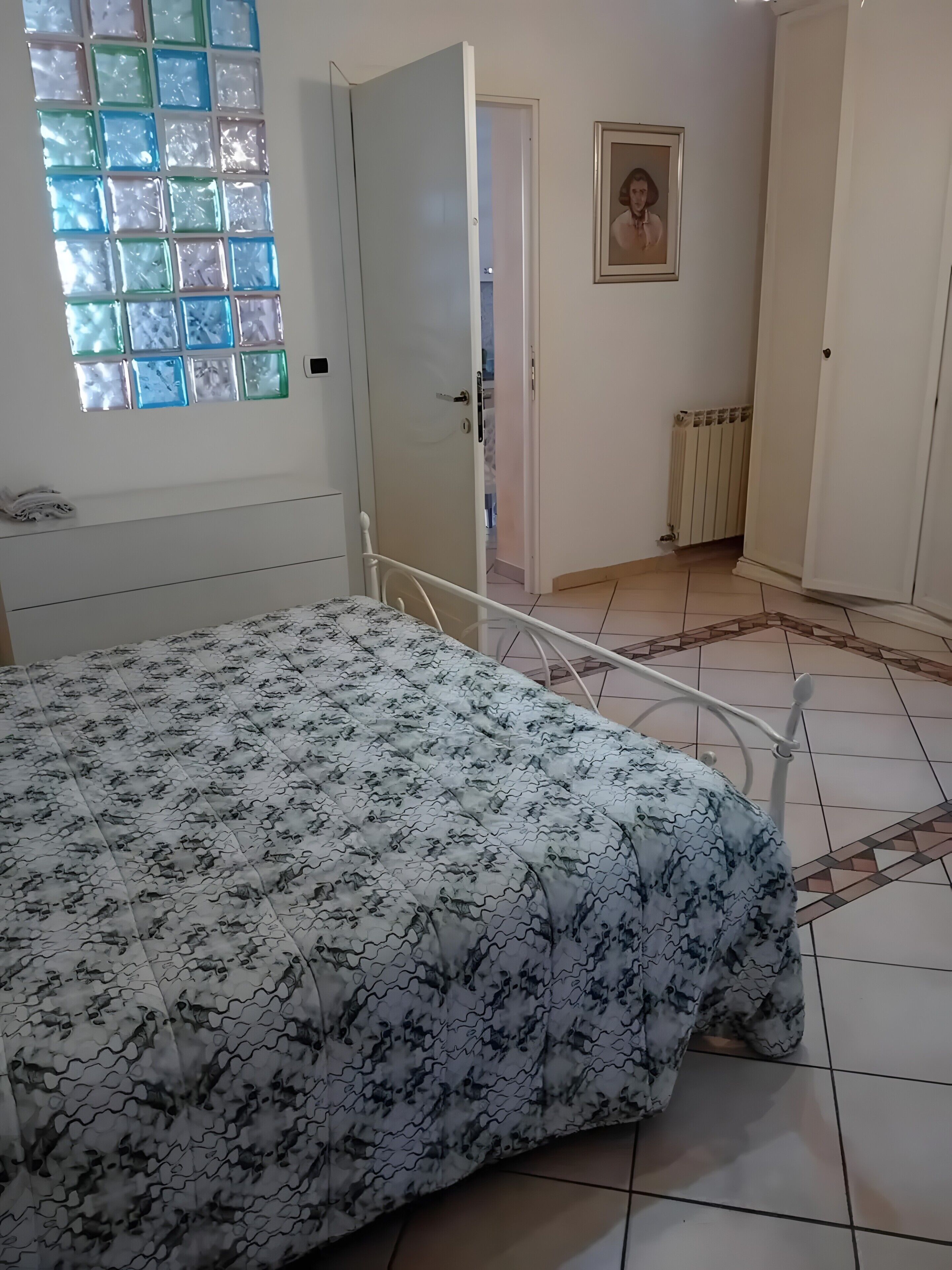 Tabla de planchar con plancha, wifi, ropa de cama