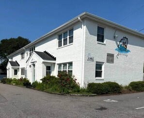 En vit byggnad med en skylt där det står ”Sea-tty” och siffran ”1353” på sidan.