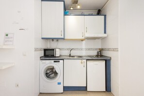 Jääkaappi, mikroaaltouuni, liesi, keittoastiat/astiat/ruokailuvälineet