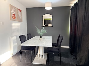 Dining - Whole house, 4-Beds, sleeps 6, garden & parking (Edinburgh)