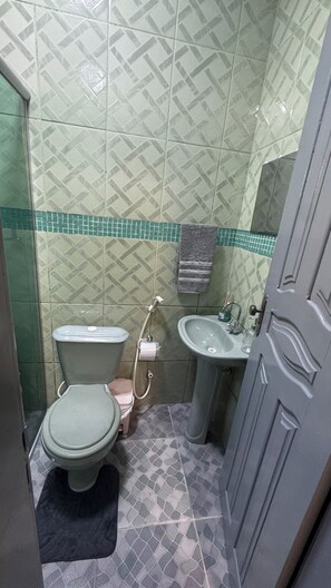 Dusche, Handtücher, Toilettenpapier