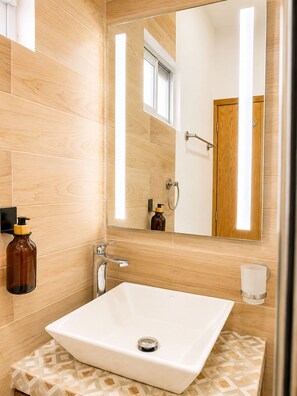 Dusche, Haartrockner, Handtücher, Seife
