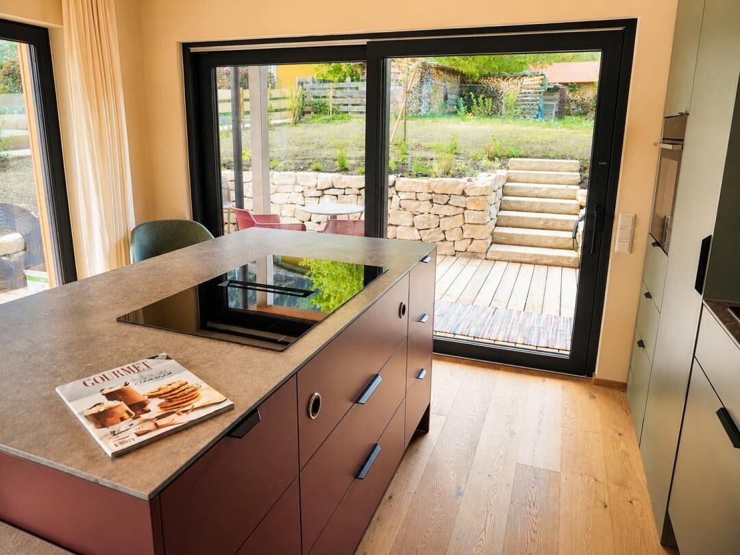 Wasserkocher mit Kaffee-/Teezubehör, Kühlschrank, Ofen, Geschirrspüler