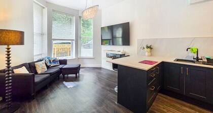 stylish ground floor apartment off Douglas promenade