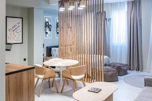 Superior-Apartment, Stadtblick | Speisen
