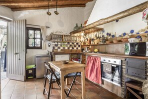 Wasserkocher mit Kaffee-/Teezubehör, Kühlschrank, Mikrowelle, Ofen