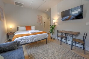 Iron/ironing board, WiFi, bed sheets - Stunning Studio Apartment on Newbury St! (Boston)