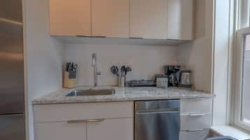 Refrigerador, microondas, lavavajillas, cafetera/tetera