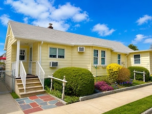 Exterior - Adorable 1-Bedroom Bungalow in Serene Ocean Grove Perfect For A Getaway (Neptune Township)