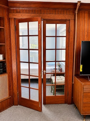 Room - Adorable 1-Bedroom Bungalow in Serene Ocean Grove Perfect For A Getaway (Neptune Township)