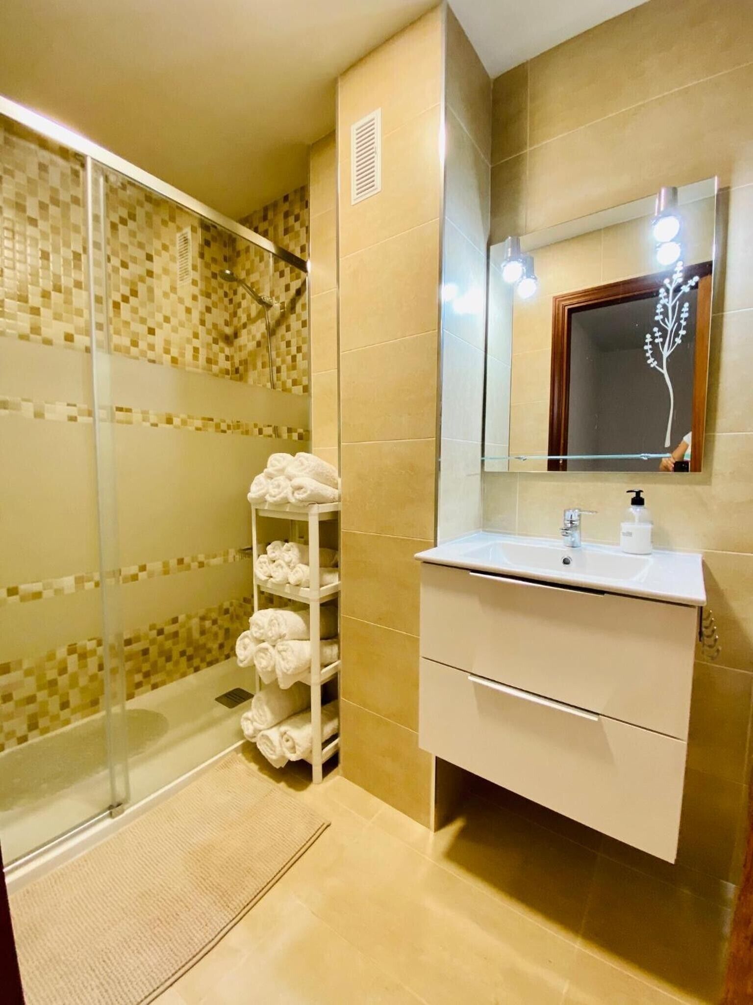 Een douche, een haardroger, handdoeken