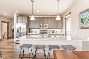 Coffee/tea maker, fridge, microwave, oven - The Treehouse | Hot Tub • Sauna • Pool • Arcade! (Silverthorne)
