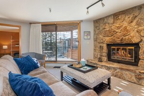 Fernseher, Kamin, Stereoanlage, Arbeitsbereiche
