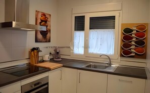 Wasserkocher mit Kaffee-/Teezubehör, Kühlschrank, Mikrowelle, Ofen