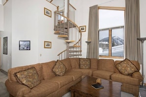TV, fireplace, stereo, offices - Slopeside | Hot Tub • Garage • Pool • Ski Locker! (Keystone)