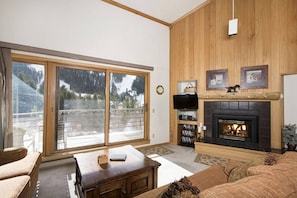 TV, fireplace, stereo, offices - Slopeside | Hot Tub • Garage • Pool • Ski Locker! (Keystone)