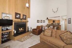 TV, fireplace, stereo, offices - Slopeside | Hot Tub • Garage • Pool • Ski Locker! (Keystone)