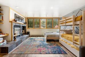 Desk, iron/ironing board, WiFi, bed sheets - The Liftside | Hot Tub, Pool | 3-Min Walk to Lift! (Dillon)
