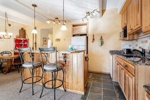 Fridge, microwave, oven, stovetop - Grandma's House | Free Shuttle to Keystone Slopes! (Dillon)