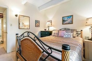 Desk, iron/ironing board, WiFi, bed sheets - Grandma's House | Free Shuttle to Keystone Slopes! (Dillon)