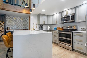 Coffee/tea maker, fridge, microwave, oven - The Wild Irishman | Hot Tub • Free Shuttle • Pool (Dillon)