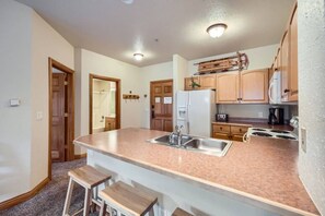 Coffee/tea maker, fridge, microwave, oven - Slopeside | Views | Heated Garage | Walk to Lifts! (Keystone)