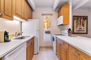 Wasserkocher mit Kaffee-/Teezubehör, Kühlschrank, Mikrowelle, Ofen