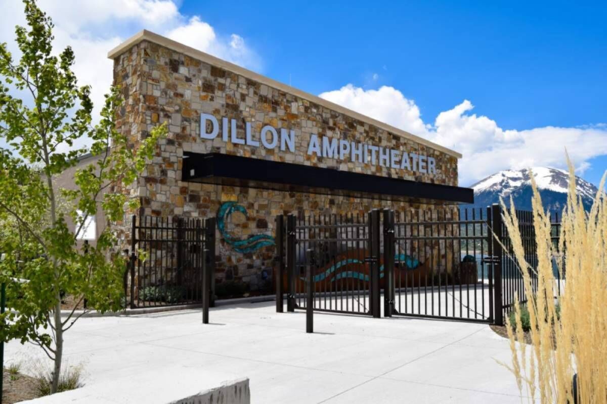 Het uiterlijk van het Dillon Amphitheater, met een stenen gevel en een zwart hek.
