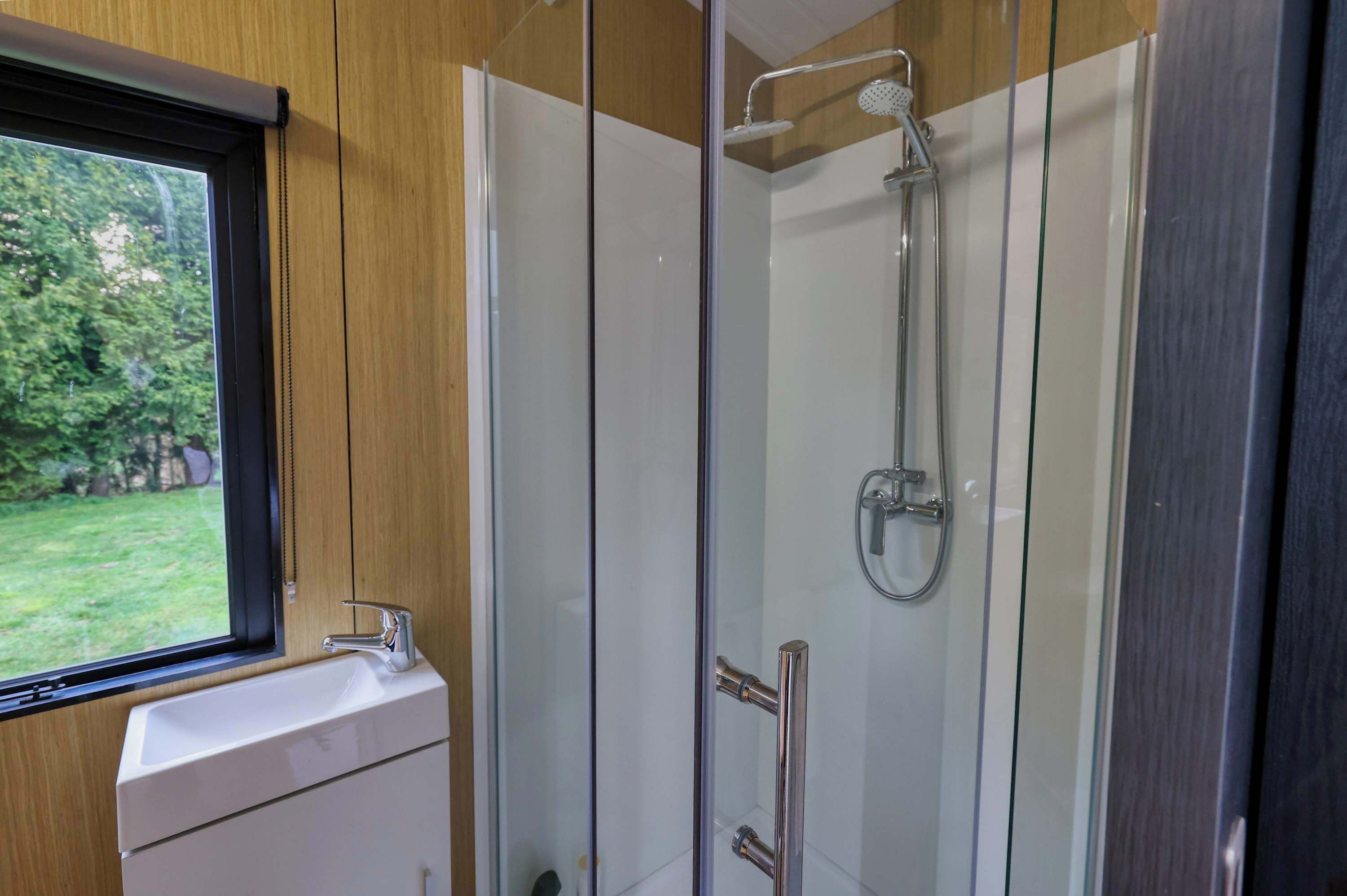 Douche, sèche-cheveux, serviettes fournies, shampoing