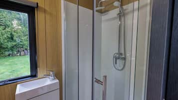 Douche, sèche-cheveux, serviettes fournies, shampoing