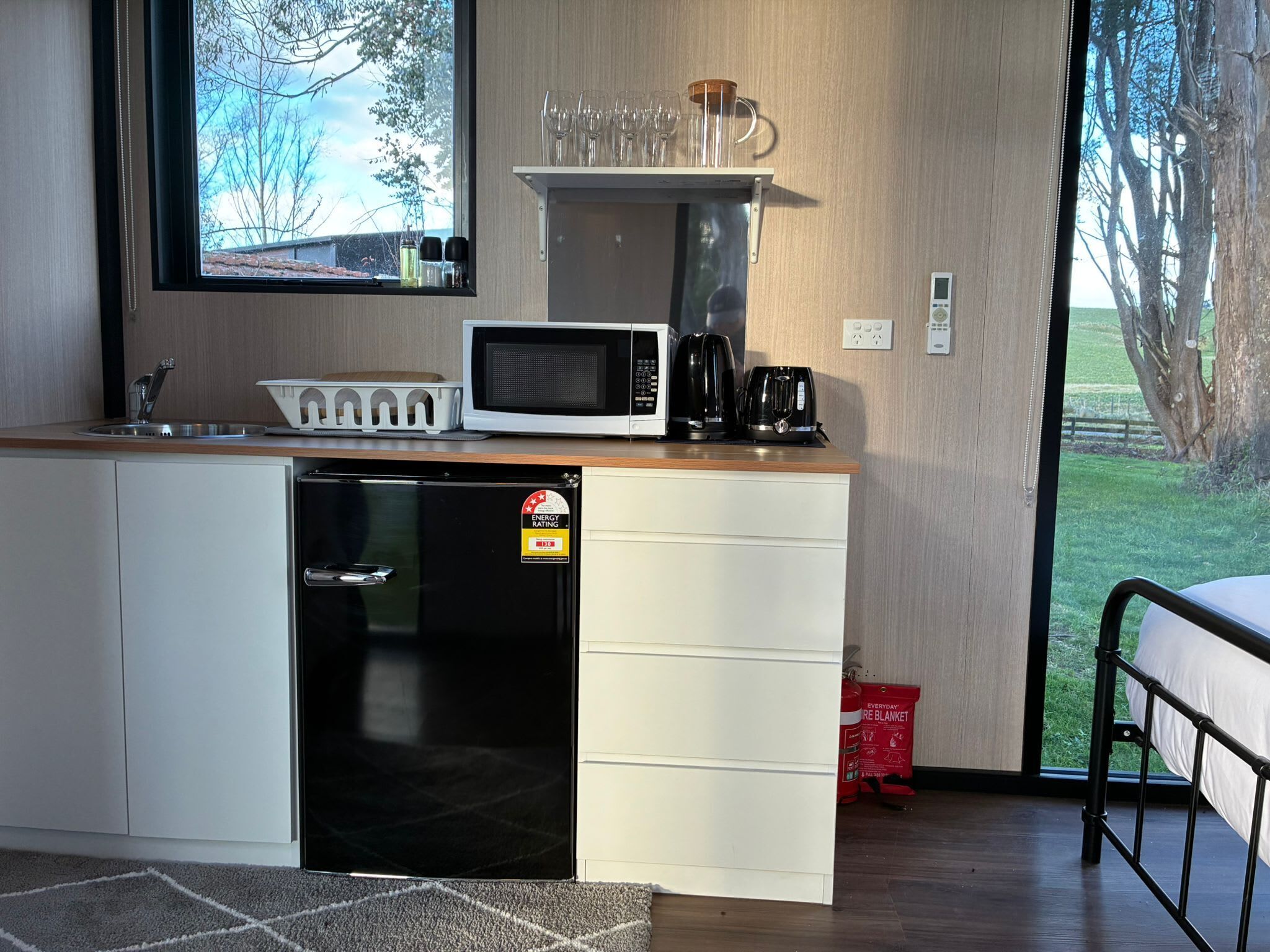 Kylskåp, mikrovågsugn, spishäll och vattenkokare