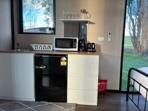 Kühlschrank, Mikrowelle, Herdplatte, Wasserkocher