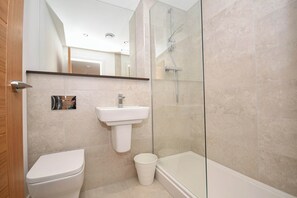 Dusche, Haartrockner, Handtücher, Shampoo